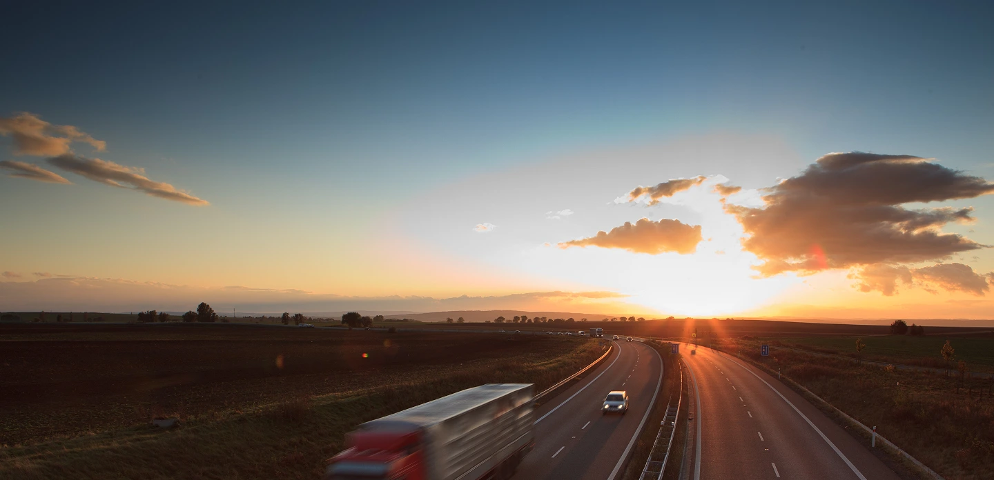 Imagem aérea de uma rodovia no por do sol