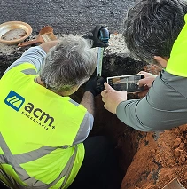 Dois homens trabalhando juntos em um projeto de construção